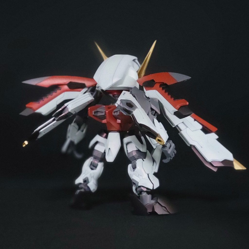 後側腰部は真ん中と両端をそれぞれ切り離し、可動域を上げ、足首も延長。