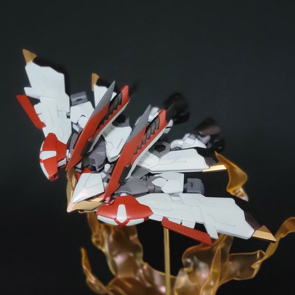 バード形態肩をボールジョイントにしたことで、胸の差し替え無しで変形するこが可能になりました。個人的にはこのバード形態のほうが好きなので飾る時はこっちで飾ってます。