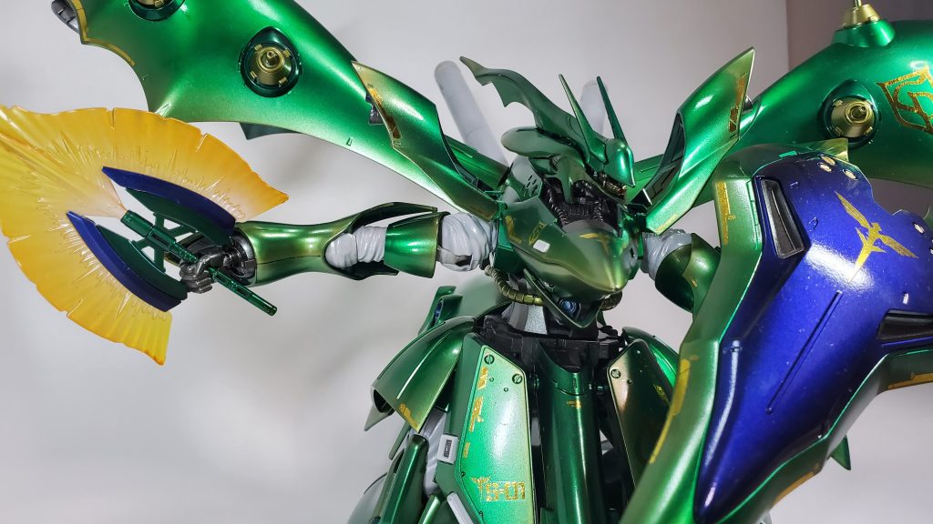 盾の部分はブラックの上にクリアパープルで光沢をつけました。またビームエフェクトの部分はクリアオレンジとクリアゴールドで若干のグラデーションを実施