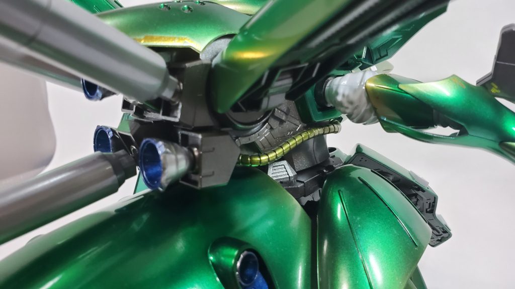 裏側バーニア部分はスターブライトシルバー、内部はメタリックブルーにクリアブルーを吹きかけて光沢化内部フレームはメカサフに若干グリーンを足しましたが、なかなか写真では伝わりにくいです、、、プロペラントタンクはホワイトの上に薄くシルバーを吹きかけて、その上からクリアシルバーを吹きかけました。