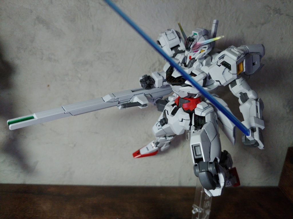 余りイメージになかった青色のビームサーベル。とはいえ、他の機体に付属の赤いサーベルを持たせてみたら違和感が。青がしっくりきますね。 