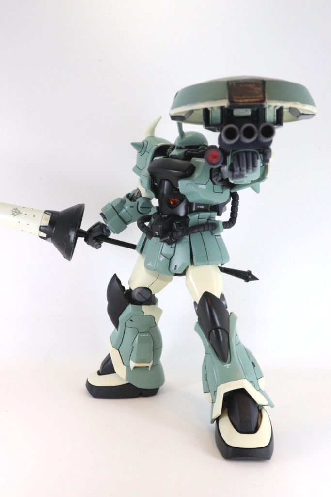 シールドは磁石を仕込んで腕とバックパックに固定できるようにしましたが、少し弱くて外れ易いです。槍もすぐ外れます。