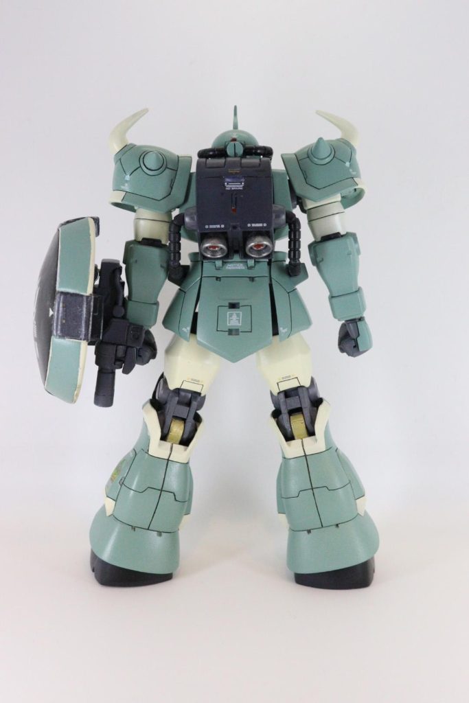 シールドは最後まで塗り分けに苦戦。1回ジオンマークを手描きで描いてみたものの、下手くそ過ぎて塗装からやり直し。結局1/48ザクIIのデカールを使用。バックパックの真ん中、青くなってるとこはラピーとレジンですが、よく見ないと分からず……。