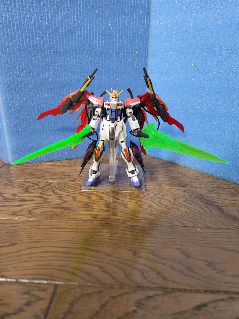 大型ビームサーベル二刀流脚に付けたエピオンシールドです。ヒートロッドを付けようとしたらなんか変な感じになるので止めました。この機体コンセプトとしてはとても燃費が悪い武器だけど攻撃力の高い一撃で相手を倒すことや一対多での戦闘、拠点や要塞を一気に制圧する事を目的にしました。まさに強襲用です。元になったウイングゼロやエピオンもそんな感じな気がします。オリジナルの設定としては脚に付けたヒートロッドでキック力の増加や防御力の増加、ピンチになった仲間を捕獲(?)して助けたり、色々使えます。各種武装も腕のいいパイロットだったら出力調整して長く戦えそうですが、手早く戦闘を終わらせた方が良いですね。ちなみにゼロシステムなんか付けたらヤバそうなので付いてないです。初投稿なのでとても緊張してます。温かいコメント頂けたら幸いです。投稿ペースは遅いのでゆっくりやって行こうと思います。