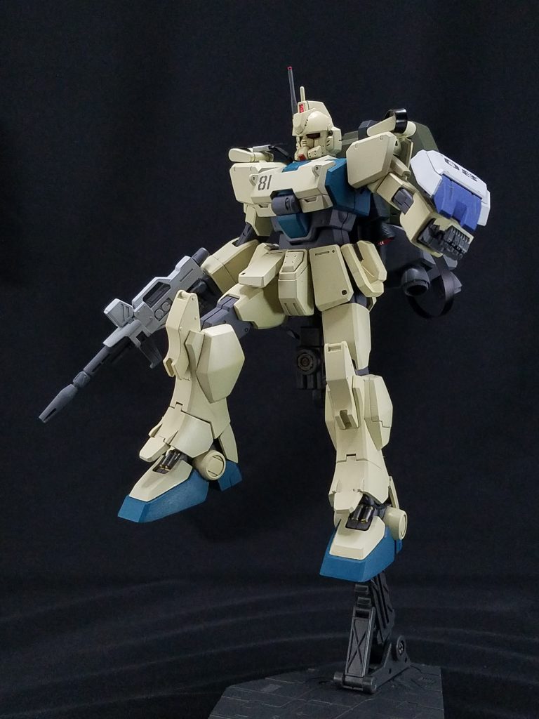 ビームライフル、パラシュートパック装備。