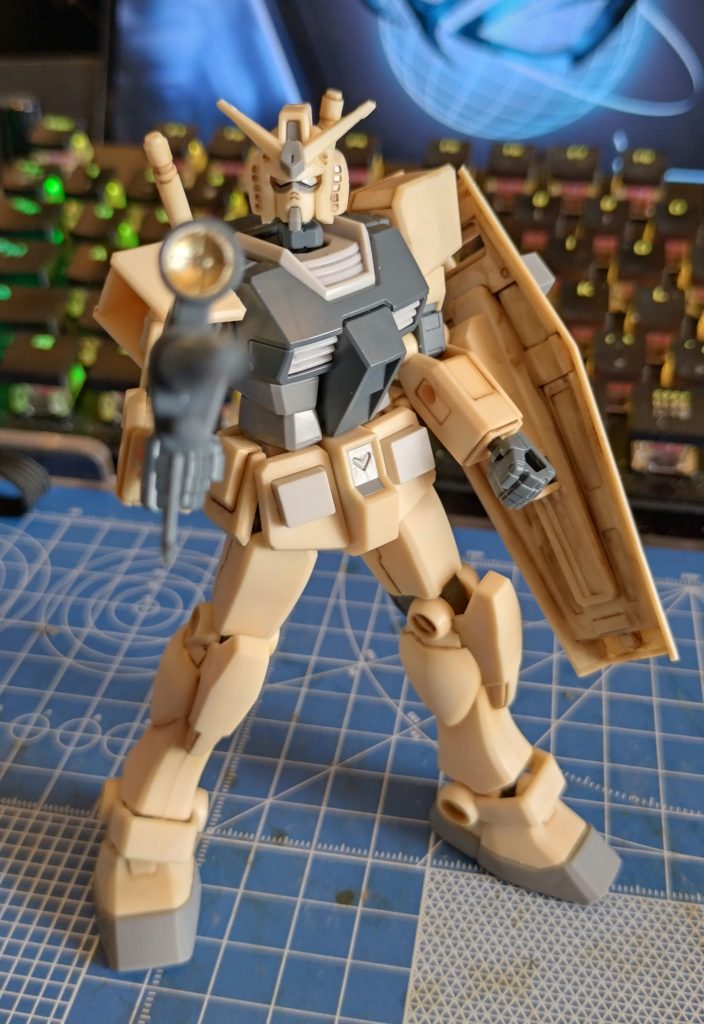 工作はアンテナのキャップ取りくらい。塗装はビーム・ライフルのスコープ(?)をゴールドに塗ったのと、リアルタッチマーカーで墨入れしたのみ。ベージュのランナーのパーツはリアルタッチマーカーでも若干にじむ。まぁ、味ですよ味。