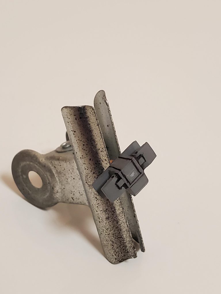 「MGフルアーマーみたいにサーベルを装備させたい」と常々考えておりました。他のガンプラからパーツを取って加工できないかとも考えましたが、手近にビビっとくるパーツがなく、マスターアーカイブの資料を元に作るのも大変かなぁと悩んだり悩まなかったり…。で、現在製作中のガンプラがあまり進まない中、「適当でいいや」とプラバンで作った次第です。何となくのイメージで作ったので元デザインとかありません。それにしても、接写してみると…汚い‼️こんな物を投稿してよいのか⁉️まぁ飾ってみる分にはそこまで気にならないのでOKです。