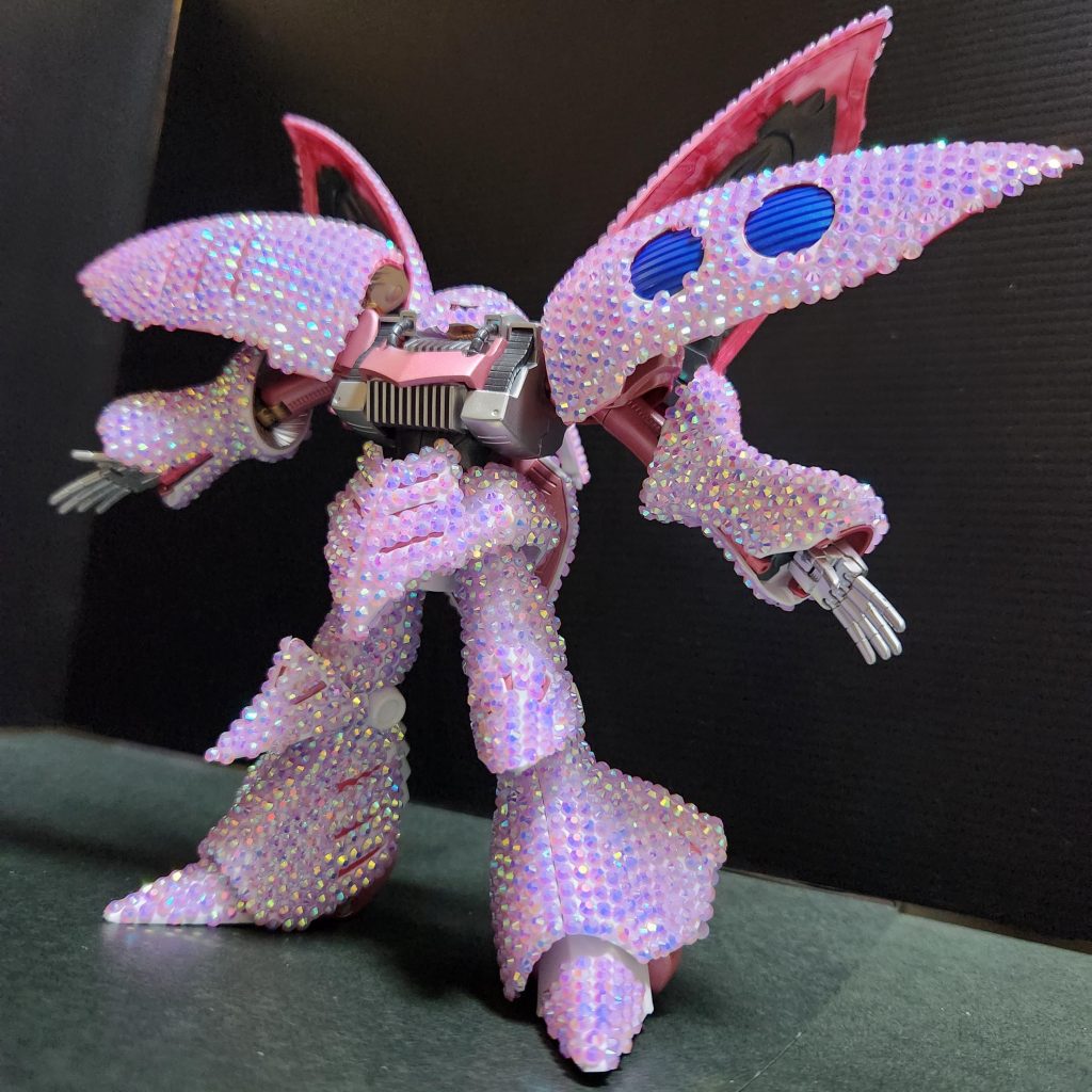 100均のキラキラストーンシールをペタペタ張り付けました。実物はもっとキラキラしているのですが写真では伝わりにくいです。