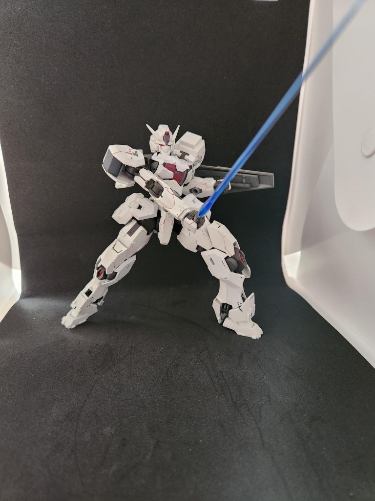 主な工作はスジボリとプラチップの切り貼り、ツインアイは蛍光塗料を使用し光らせています。