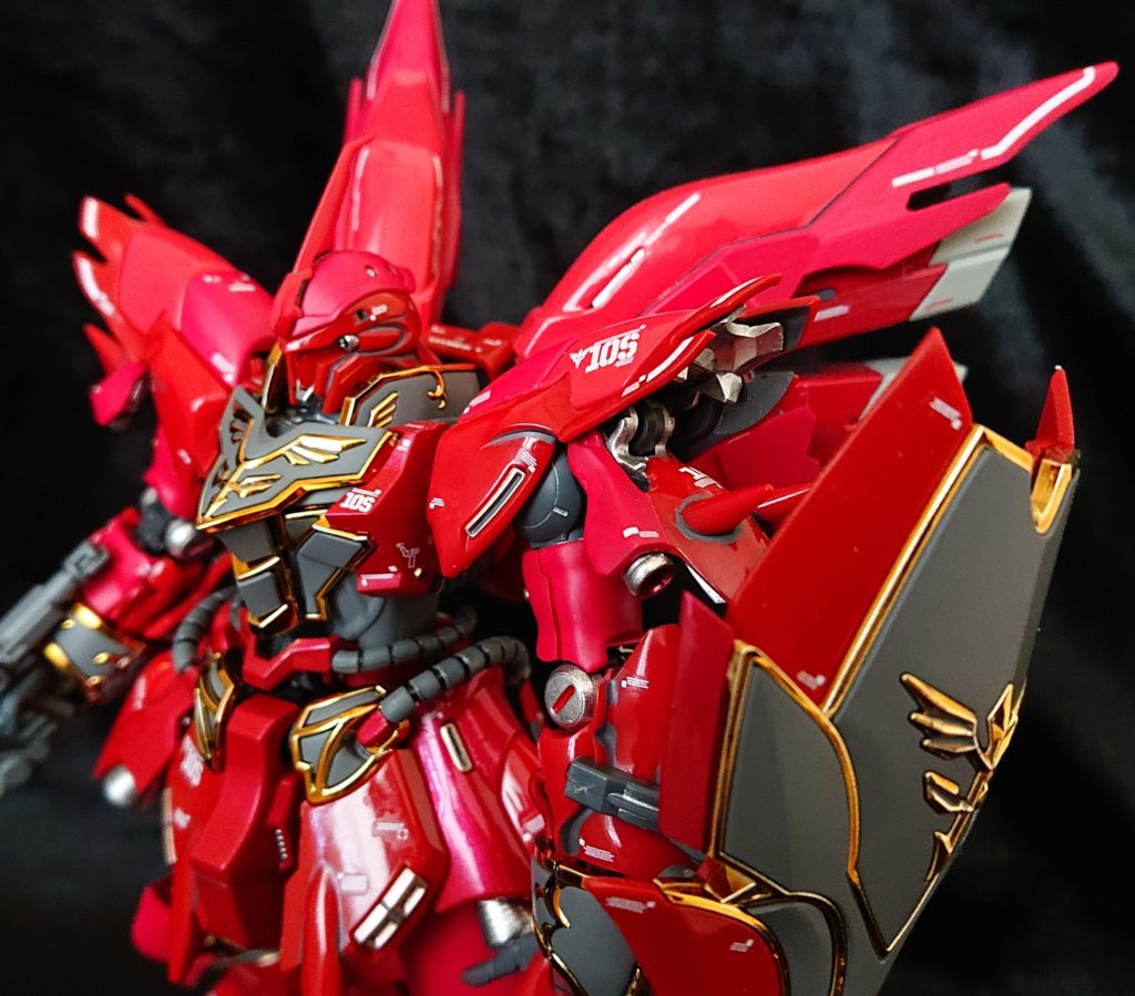 成形色のレッドは、光沢感のあるグロスインジェクション処理(テカテカで綺麗)。物足りなさから、メタリックレッド、サーモンピンク、つや消しレッドとパーツごとに変更。もちろん要所には、グロスインジェクションを生かし情報量を増します🤔