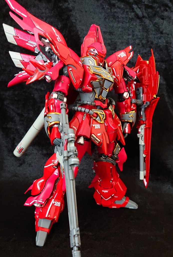 4,180円、箱が小さな割には高い方だと思う。が、しかし、機体各所にあるエングレービングが金メッキ、かつ、黒部分が別パーツになっているので組んだだけであの複雑なエングレービングが塗装に頼らないでいいなんて。素敵😊