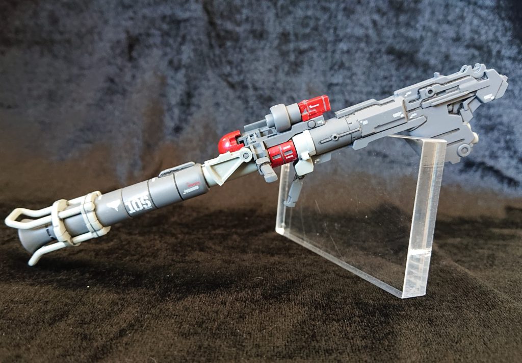 差し色で、機体同色のレッドを。これで親和性が爆上がりのハズ😁↓ブンドドできません。うわさどおりのパーツのポロポロ落下😡と指にトゲトゲが突き刺さります😢ｽﾄﾚｽﾀﾞﾖ更に言えば、上半身が重く、腰がグネグネ。こんなにカッコいいのにもったいないなぁ。ですが、少しだけ。