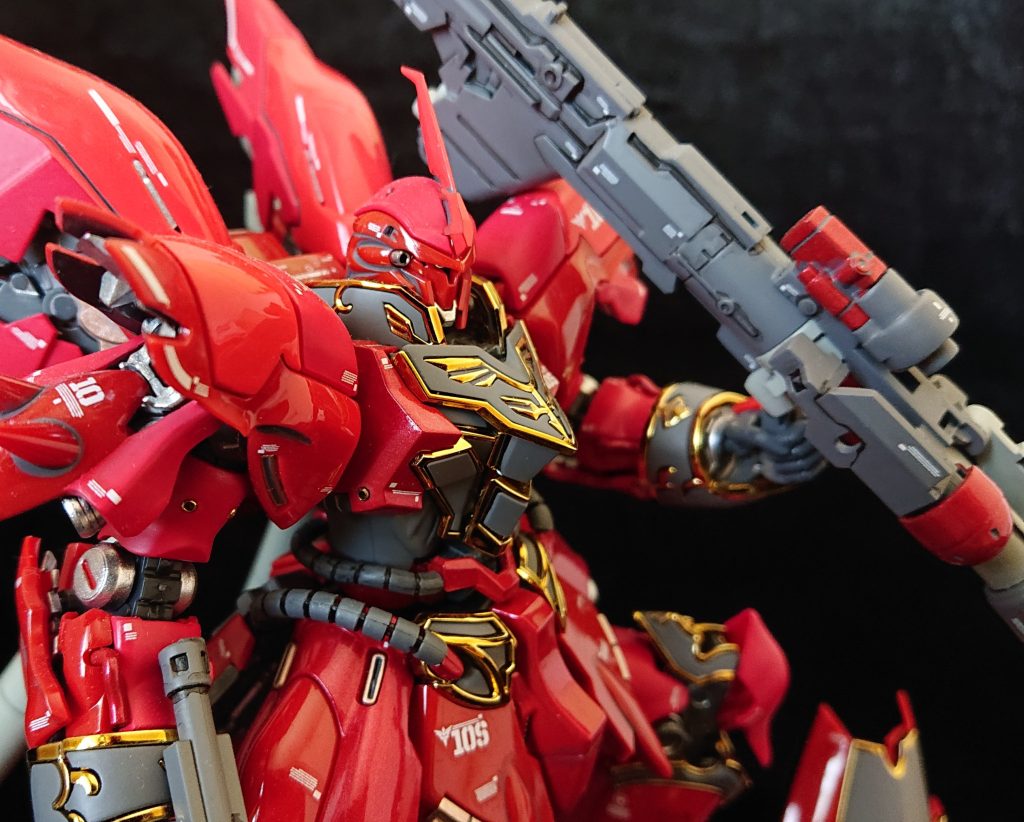 飛び道具の両手持ち。嫌いじゃないねぇ。アップだと、たくさんの種類のレッド塗り分けたかいがあります❗