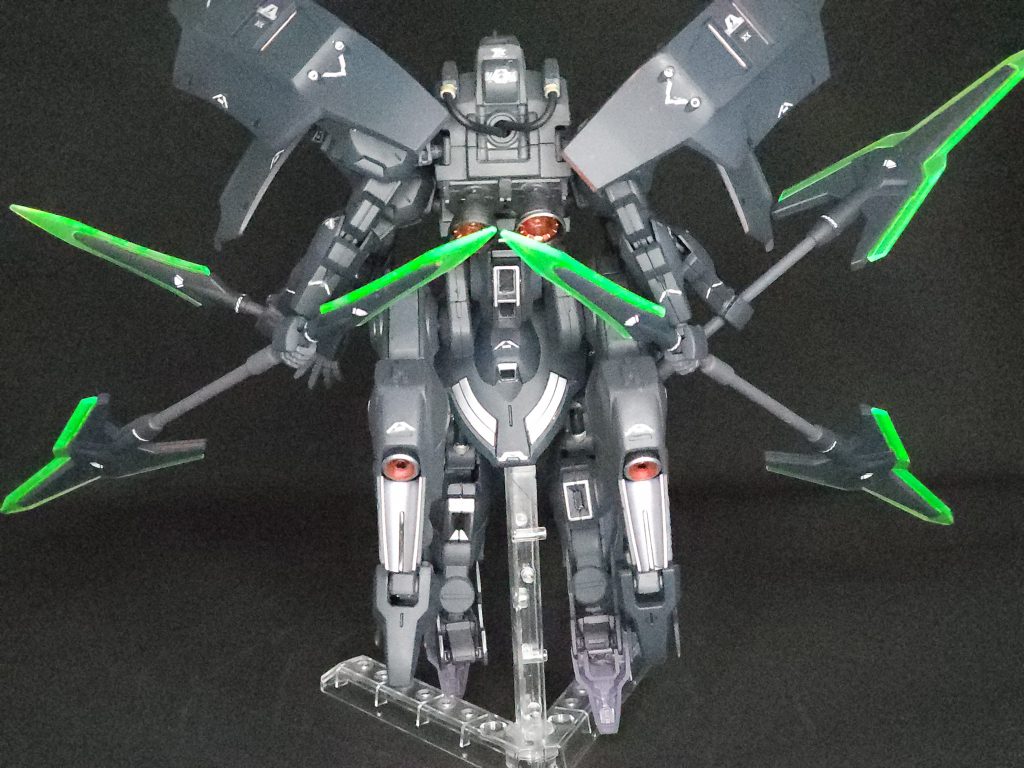 腰下のブースターはミラソウルとダリルバルデの足とでニコイチに。バックパックはダリルバルデの胴体を2個使用しています。