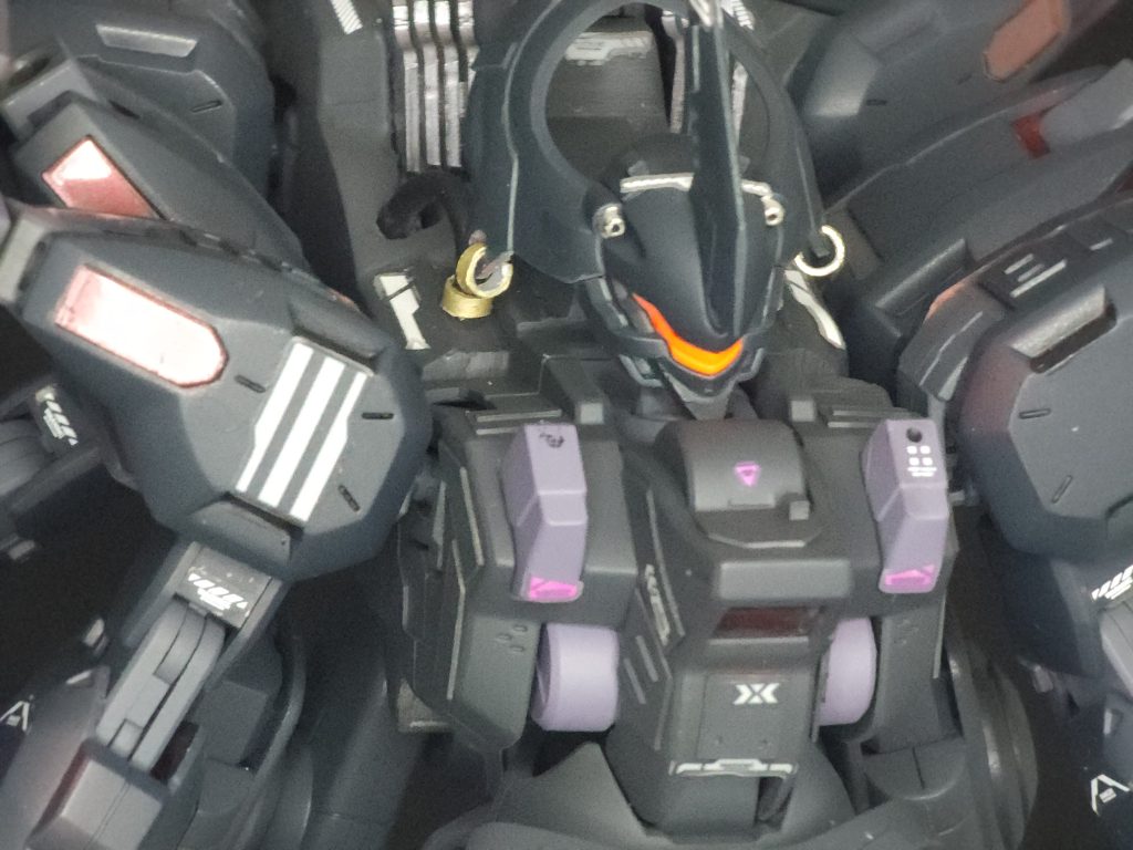 頭部は顎延長とイヤリングをアンテナはその辺にあったパーツをテキトーに…うん…デカール剥がれかかってますね…