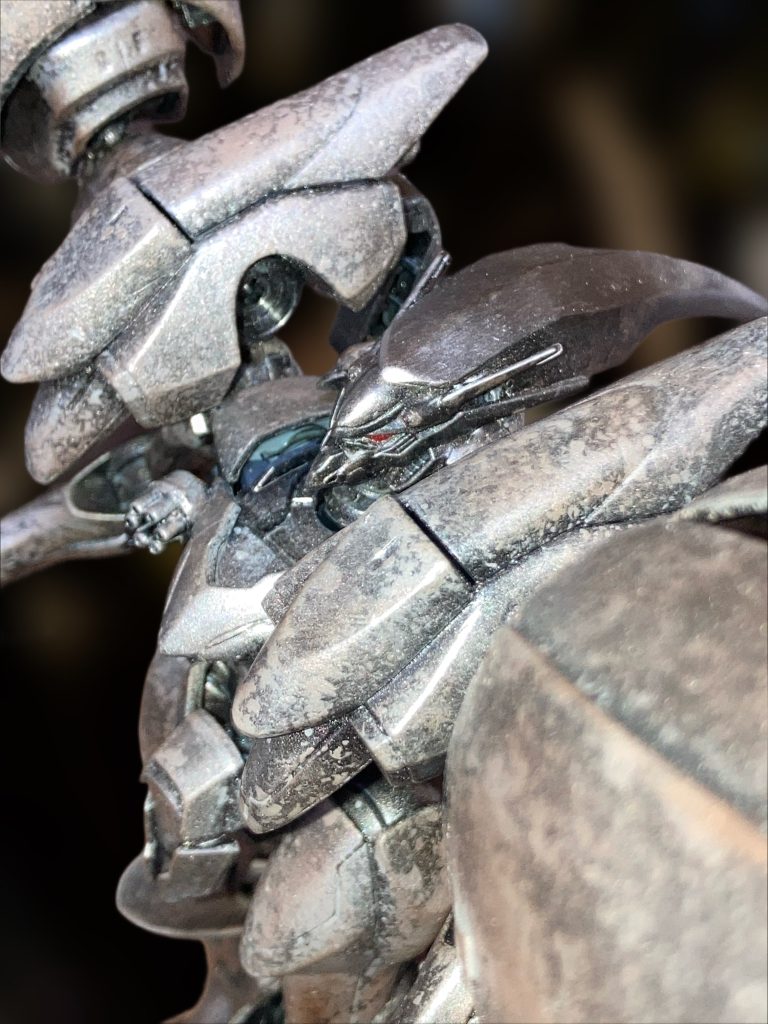 一番気に入ってるのが顔。割と簡単に芋付けしたのですが思いのほか雰囲気が合いましたね。エイリアン的な、魔神ブウ的な悪そうな感じの顔に仕上がりました。