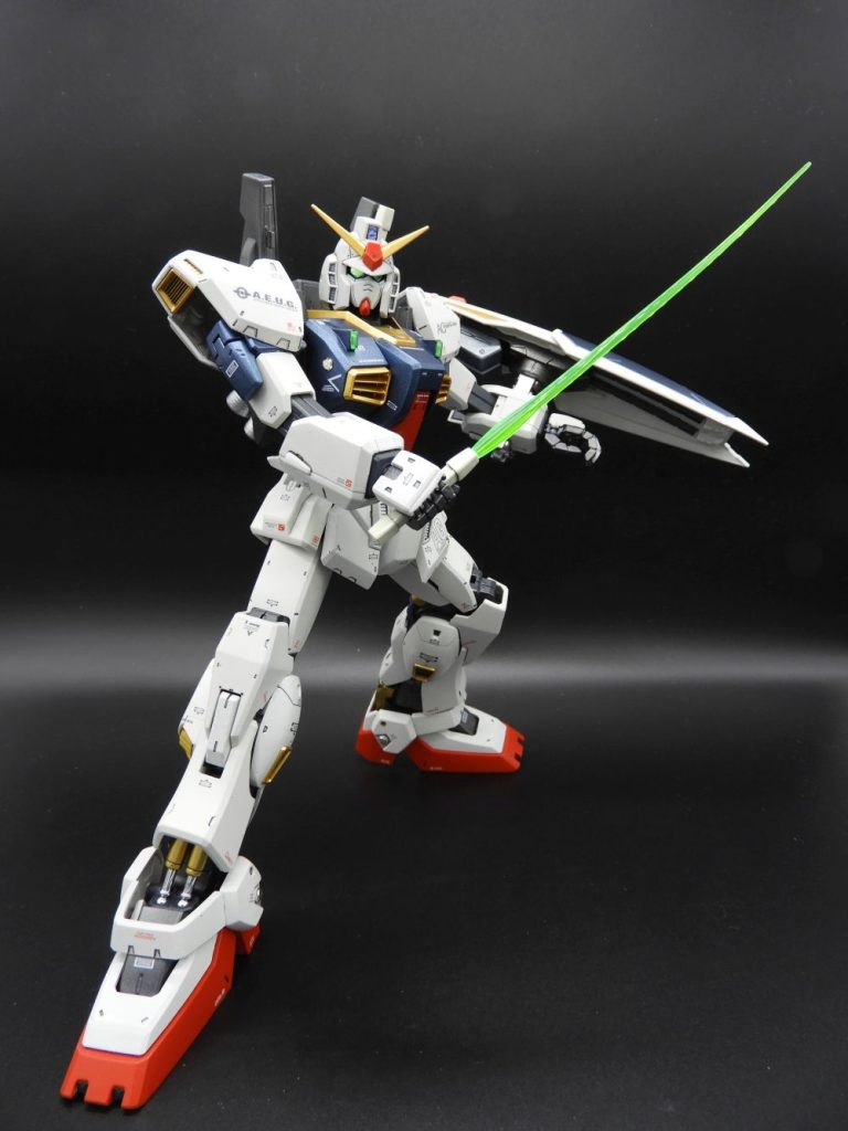 ビーム刃はピンクからグリーンへ。実はRGウイングガンダムのものが近くにあったので借用。なので少し短め。