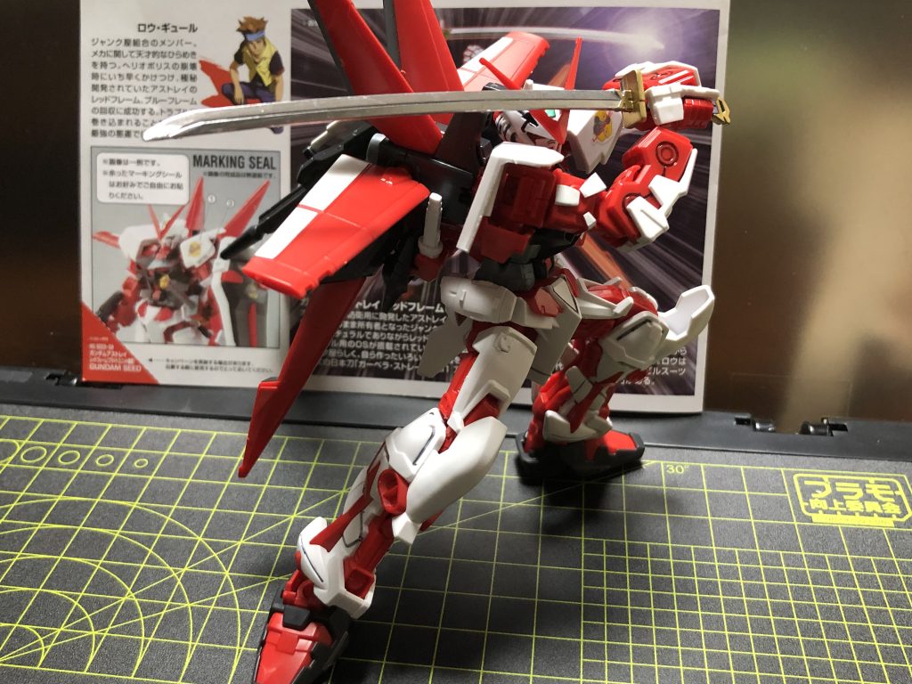 かなり昔に出たキットのはずなのにここまで可動するのはすごいなーと思いながらポーズとらせてました。箱絵まんまのポーズも難なく出来ます。すごい。