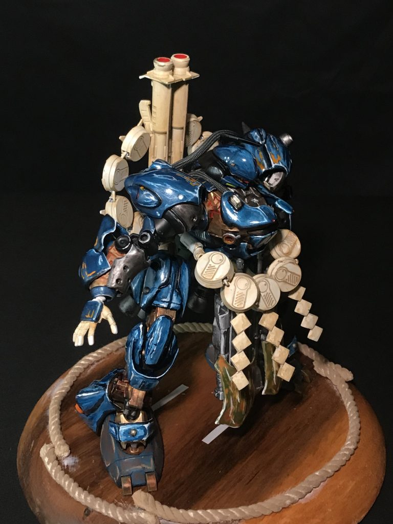 土俵は木の皿をひっくり返して紐をつけただけです。