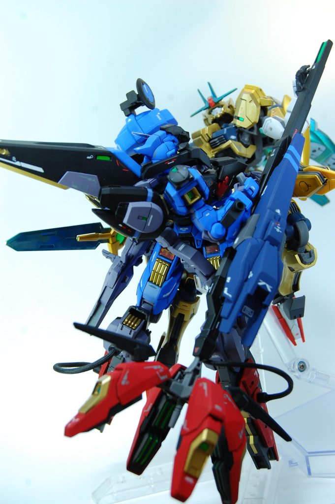 ライバル機のキャプテンガンダムと。 飛行姿勢などでロッドライフルの末端が下にくるとちょうど赤い脚と重なるような位置にくるので、赤いパーツが一か所に集まって花びら的な印象になります。赤い脚部が脚と花びらのイメージを兼用してる感じなので、突起状のパーツをたくさん付けずとも最小限のパーツ構成で花びら的な放射状のシルエットを取れるのも面白いと感じました。また、ロッドライフル末端も本体も共に三角錐的な立体感があるので、三角錐が入れ子になってるような感じがします。これらは意図して作ったわけでなく、塗装後に動かしてる時に初めて気づけて面白い体験でした。