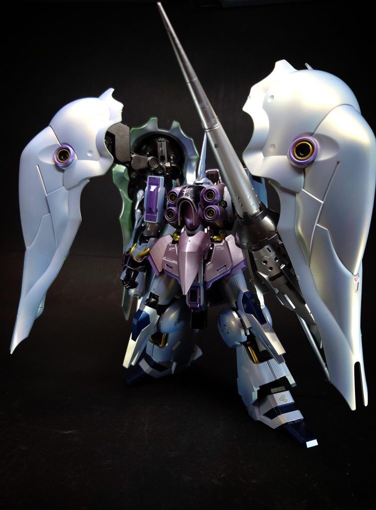 ビーム・ガトリングガン小説版で装備。メガ粒子砲やファンネルは機体およびパイロットにかかる負担が大きい兵装であるため、それらを補助する携行兵装として用意された[41]4銃身式の大型ビーム機関砲。小説版の最終決戦の際には、マニピュレーターが欠損した右腕の前腕部側面に2挺装着し、出撃している[42]。同じAE製で同一規格のジョイントを有するユニコーンガンダムやギラ・ズールも装備・使用している（アニメ版のみ）。