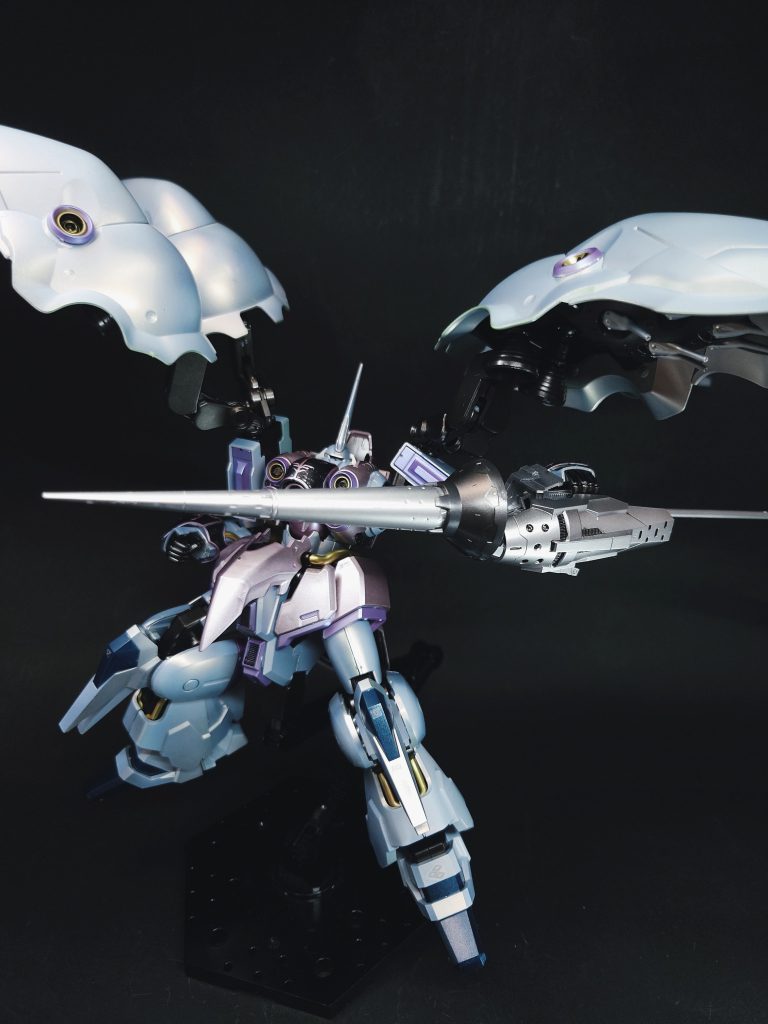 ファンネルサイコミュ制御の無線誘導式攻撃端末で、バインダーのファンネル・コンテナに6基ずつ、計24基を装備している[39]。これはキュベレイに装備されていたものをベースとしており、大幅な改良によって機動性の向上が図られている[39]。また、ファンネル・コンテナでエネルギーとプロペラントの再充填が可能[39]。威力面では、スタークジェガン、ジェガンD型、リゼルといった同世代のMSを撃破するには数発の直撃、あるいは複数基による斉射を必要としている。カラーリングはアニメ版『UC』では機体カラーと同じ緑色。小説版では銀色。