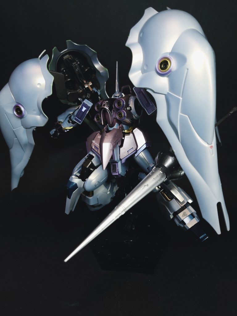 バインダー部メガ粒子砲各バインダーに2基ずつ[39]、計8基を装備。バインダーの稼働構造によって広い射角を確保でき、4基のバインダーすべてで機体の周囲360度をカバーしている（このメガ粒子砲などを稼働させるため、バインダーにジェネレーターを内装していたとも考えられる）[39]。