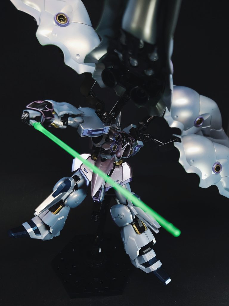 武装胸部メガ粒子砲クィン・マンサから引き継いで搭載された火器。左右に2基の計4機を搭載。固定兵装だが、バインダーに内蔵されたIフィールド・ジェネレーターの偏向によって射角にはある程度の自由度があり、拡散させたメガ粒子を目標へ雨のように降らせることも可能[39]。