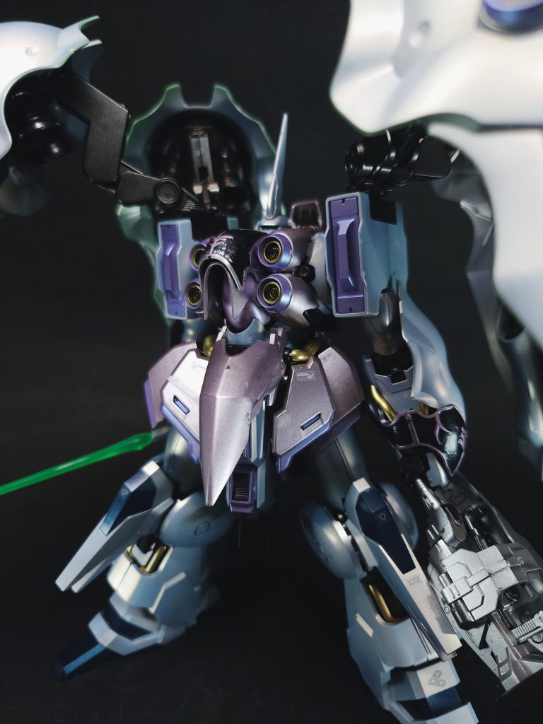 バインダー部メガ粒子砲各バインダーに2基ずつ[39]、計8基を装備。バインダーの稼働構造によって広い射角を確保でき、4基のバインダーすべてで機体の周囲360度をカバーしている（このメガ粒子砲などを稼働させるため、バインダーにジェネレーターを内装していたとも考えられる）[39]。