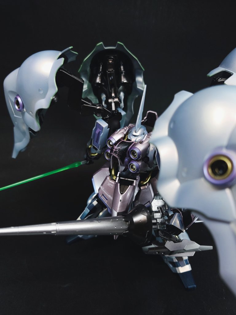 マシン・キャノン胸部メガ粒子砲の脇に装備された[39]実弾火器。腕部ビーム・サーベル非使用時は前腕部の内側に収納される[39]接近戦用武装。収納時はビーム・ガンとしても使用が可能。ほかのジオン系MSにみられる黄色ではなく、緑色のビーム刃を形成する。