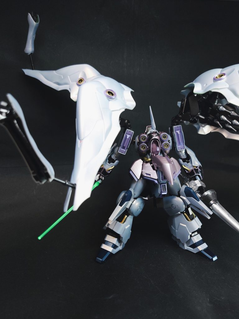 バインダー部ビーム・サーベルバインダーには折り畳み式のサブ・アームを備え、その先端にも小型のビーム・サーベルが内蔵されている[39]。さらにサブ・アーム先端は2本爪のクローになっており[39]、 ユニコーンガンダム（デストロイモード）を拘束するほどのパワーを持つ。