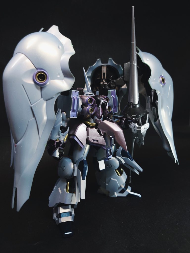 宇宙世紀0096年時のMSとしては破格の高性能機であるが、「袖付き」が保有するサイコフレームは第二次ネオ・ジオン抗争時にAE社に発注した分しかなく、再生産する設備もないため、整備もままならないワン・アンド・オンリーの機体となっている。また、小型化されたとはいえ、ファンネルをはじめとする多数の火器を管制する本機の操縦は非常に複雑であり、「袖付き」軍内でこれを扱えるパイロットは強化人間のマリーダ・クルスのみとなっている。高い火力と大型サイズを活かしたMA的運用だったクィン・マンサに対し、小型化の結果である本機はMS的運用が多く取られ、ファンネルとのコンビネーションや対複数の格闘戦もこなしている。