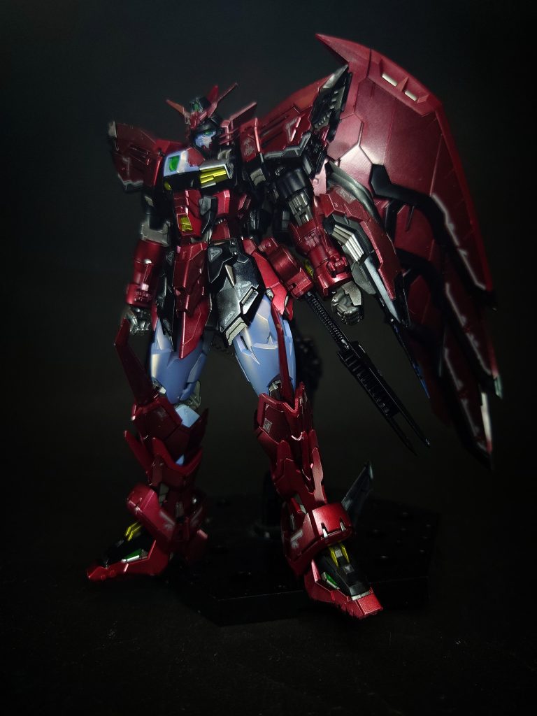 ゼロシステム(エピオンシステム)ウイングガンダムゼロと同質の特殊な操縦インターフェイス。ウイングゼロと同じく「ゼロシステム」と呼称する資料と、「エピオンシステム」と呼称する資料がある[注 3]が、作中ではトレーズが同質のインターフェイスであると語る。このシステムはリアルタイムで推移する戦況を演算処理し、導き出された最良の戦術、および実行後予測される結果を搭乗者の脳に直接伝達する。また、脳内神経伝達物質の分泌量をコントロールすることでドーピングのような身体能力の向上を行うことも可能で、機動時のG負荷や痛覚などの感覚を緩和あるいは欺瞞させ、人体の限界以上の環境下での機体制御を可能としている。端的に言えば、パイロットに能力以上の力を出させ、勝利のみを追求するシステムである。