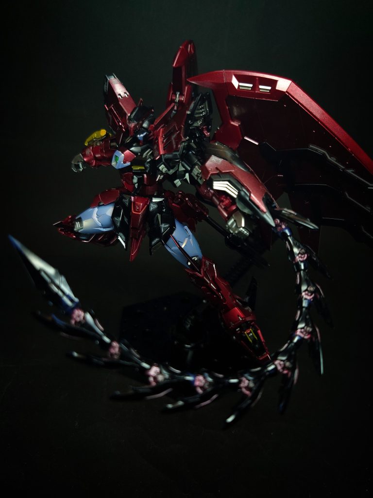 エピオンシールド左腕のガンダニュウム合金製シールド[1]。小型だが格闘時の取り回しに優れる。表面に施された特殊コーティングによって、ビーム兵器に対しても高い防御力を発揮する[1]。EW版では、MA形態時の取り付け位置が大腿側からフロントスカート側に変更されている。後述のシュトゥルム・ウント・ドラング装備時はリアスカート側に装着され、裏面に設置されたサプライヤーから各武装にエネルギーを有線供給する[15]。