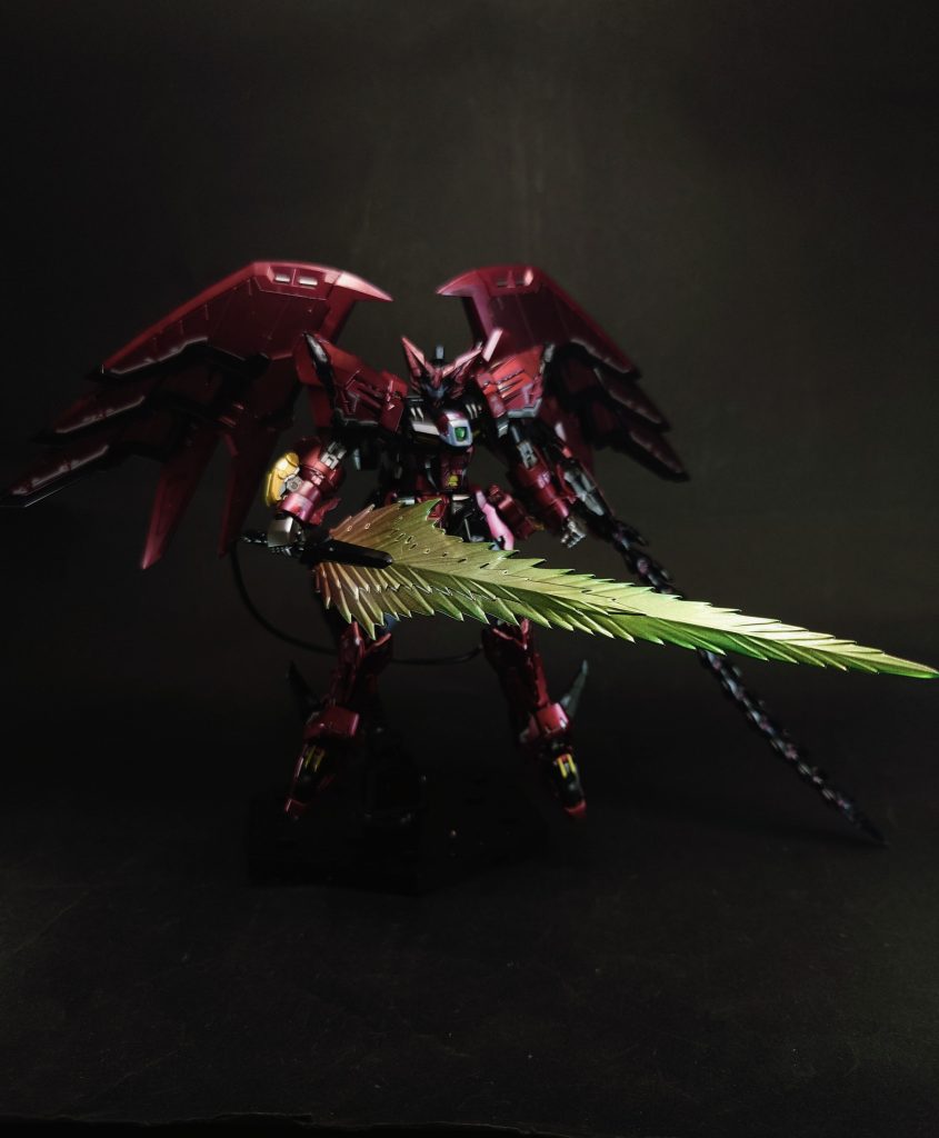 武装ビームソード右腰にマウントされた大型ビームサーベル。従来機で採用されているサーベルの柄にエネルギーを充電する方式ではなく、柄尻と右腰エネルギーサプライヤーに接続されたケーブルを介し、機体のジェネレーターから直接エネルギーを供給する[1]。これによって形成するビーム刃は非常に大きくなるため、ビームソードと称される。ソード基部にはビームを固定するためのカバーが設置されている[5]。ジェネレーター出力を上げることでビーム刃を伸ばすことも可能なようで、バルジ攻防戦では出力を最大にしたビームソードは宇宙要塞バルジの中央司令部まで届くほどの巨大なものとなりり大上段の構えから振り下ろし、一刀両断、沈めている。ちなみに、その際に生き延びたのはOZ宇宙軍の残党わずか18名だった。[注 8]