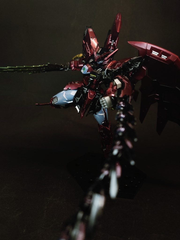 ヒートロッドエピオンシールド先端に接続された鞭状の武器。使用時は表面が灼熱化し、敵装甲を熔断する[6]。延伸距離は数十メートルに及び、敵機を捕縛する事も可能[6]。資料によっては一撃でリーオー3機を撃破する威力を有するが、パイロットに技量を要求する装備でもあると説明される[1]が、アニメーション本編においては一振りでビルゴ2機から3機を破壊している[12]。本放送当時の設定画稿ではヒートロッドを収納したものは見られないが、後年の書籍類では不使用時に先端を残して収納したように描かれたシールドも存在する[6][注 9]、この機能は、同じくトレーズが製造させたトールギスIIIのヒートロッドにも採用されている。