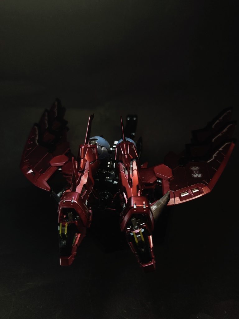 モビルアーマー形態エピオンの可変形態。資料によって外見だけでなく内装機器の配置を組み換えることでエネルギー効率を向上させ、長時間の巡航を可能とする宇宙用高速巡航形態[1]、メインスラスターを防ぐ形になるため高速性は形状変化を考慮しても変化がないとした説明が確認できる[5][注 6]。また、宇宙巡行形態であり、外観は二つの頭を持つ竜を想起させるもので、同形態の高速性能はウイングガンダムゼロのネオバード形態を上回るとした資料もみられる。爪先部には「MAアイ」を備えている。MSにバード形態を盛り込むガンダムのコンセプトに影響を受けており、モビルアーマー形態時の機構はワイバーンのものを取り入れている。