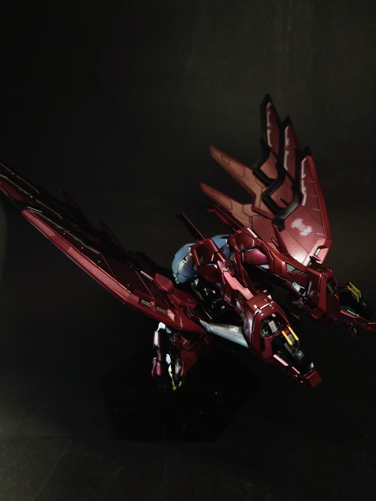 ただし、同システムは伝達した戦術と搭乗者の理性・倫理を天秤に掛け、戦術の実行を強制させようとするため、通常の人間ではシステムに取り込まれてしまい、使いこなすことが困難となる[11]。このため、搭乗者にはシステムからの望ましくない命令を取捨選択し跳ね除け、耐えられるだけの精神力が要求される[11]。トレーズは「敵」を見失うヒイロ・ユイに道標としてこのエピオンを託すが、「その機体に乗って勝者になってはならない」と忠告している[12]。尚、本機では情報伝達をよりダイレクトに行うため、搭乗時はシステムや各部センサーと直結した専用のデータヘルメットを着用する。このため、コクピット内部は他の機体に比べモニターやコンソール類が極端に少ない[13][注 5]。