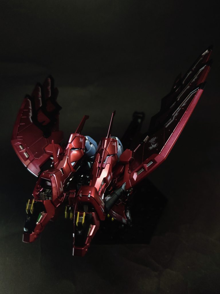 エピオンクロー両前腕のクロー。敵機を切り裂く攻撃に使用可能なほか、MA形態のランディングギアとしても機能する[1]。EW版ではより腕と一体化したデザインとなり、MA形態時に大きく展開する方式に変更されている。