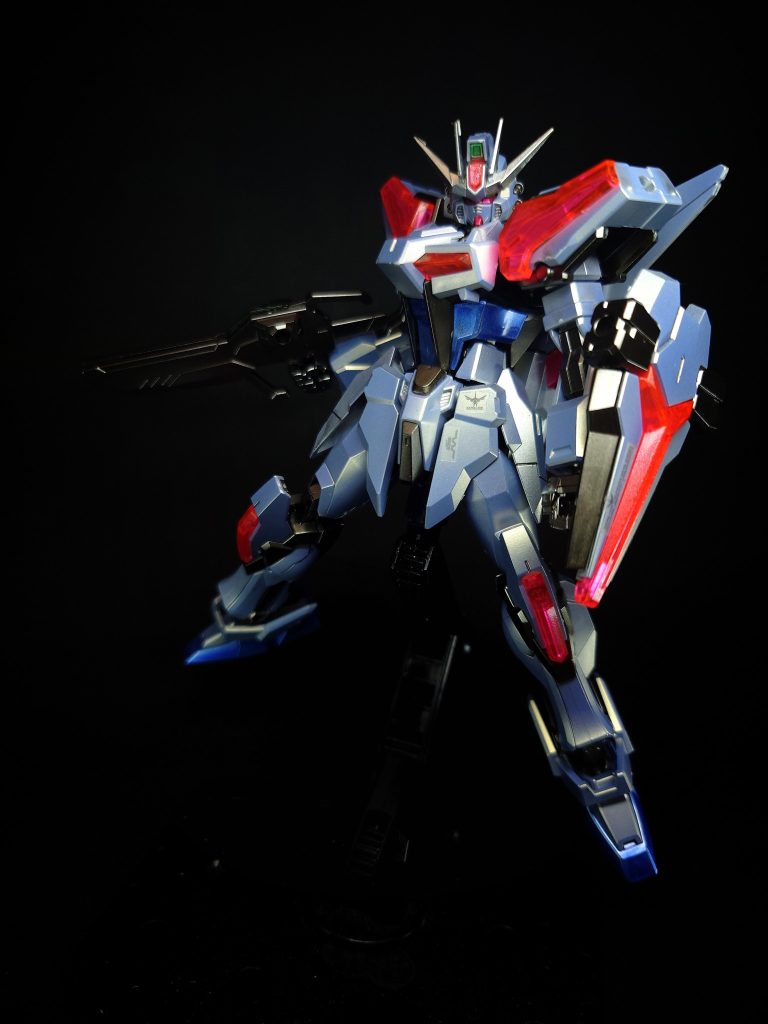 背部のストライカー用コネクタには、コアファイターに相当するバックパック兼用の小型戦闘機「ギャラクシーファイター」を装着。これは脱出や単独での戦闘のみならず、機体の手足に装着することで格闘武器としても使用できる。さらに機体や装備の各所にハードポイントを増設し、従来のストライカーパックも併用することで多彩な武装運用に対応している。