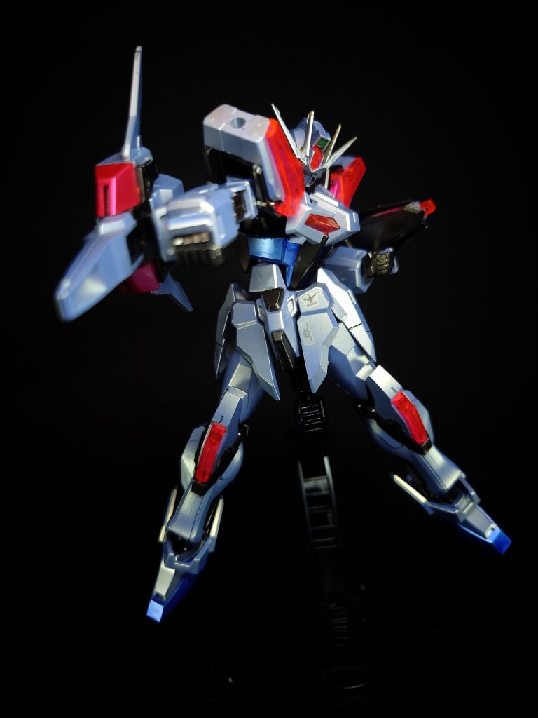 武装は、頭部バルカン砲4門、ビームピストルの上に手持ち可能なビームサーベル内蔵の「バレルクラブ」を被せたビームライフル、表面からビーム刃を発生する「エクスシールド」