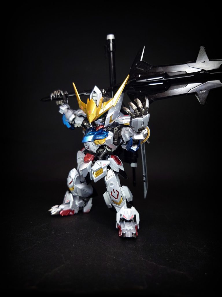 同フレームの機体の中でもバルバトスは汎用性を重視した調整がされており、各種兵装への換装を行う事であらゆる環境に適応出来る可能性を秘めていた。高出力、高機動によるパイロットへの高い負荷は、リアクター内で真空素子が相転移した際に発生するエイハブ粒子を用いたイナーシャルコントロールで軽減される[1]。