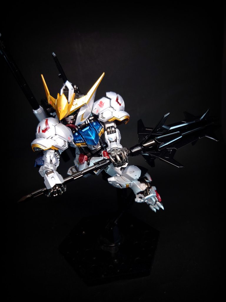 厄祭戦から約300年後、マルバ・アーケイによって火星の砂漠で発見され、エイハブ・リアクターが稼働状態にあった事から、長くCGS本部施設の動力源として活用されていたが、ギャラルホルンの襲撃時に三日月・オーガスが乗り込み、以後鉄華団の旗印としてその力を振るった。当初は肩の装甲などが失われていたが、その後改修を重ねるごとに様々な形状の装甲が取り付けられ、随時改修が加えられていった。