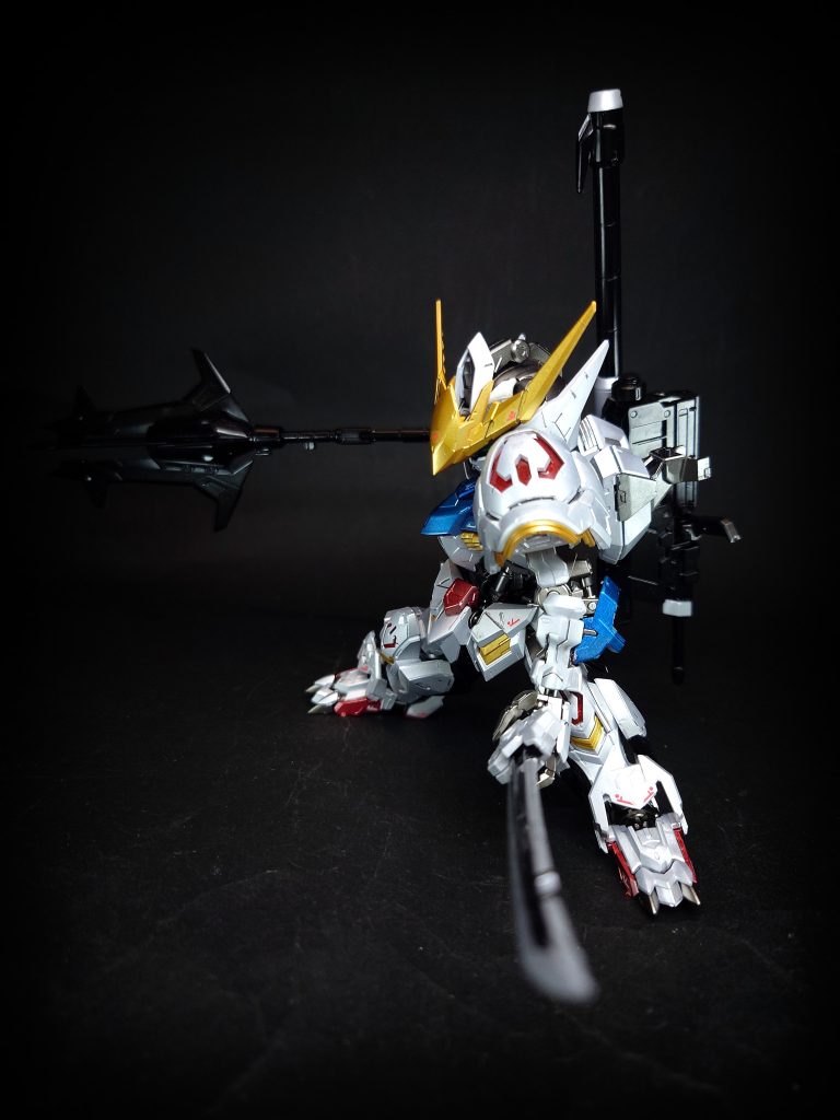 武装・必殺攻撃太刀歳星のファクトリーで製造された刀剣型の武器。軽量で扱いやすく、斬撃に加え、装甲の隙間を刺突する際にも使用された。その斬れ味は、MSのフレームを両断出来る程であるが、三日月は太刀の特性を理解しておらず、扱い方を理解するまでに時間がかかった為、主に予備兵装として携行されることが多かった。当初は刀身のみの状態で使用されていたが、その後バルバトスのマニピュレータに合わせた柄を装備し、運動エネルギーの伝達ロスを最小限に抑えている。