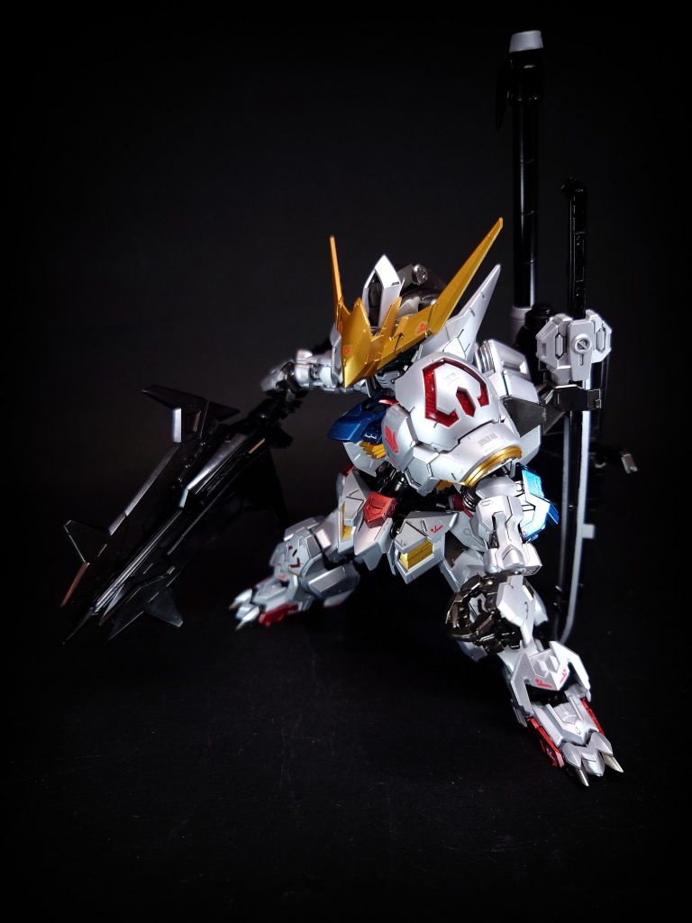 メイスMSのフレームにも採用されている高硬度レアアロイを用いた質量破壊武器。大質量による打撃は、ナノラミネートアーマーにもダメージを与える事が可能。先端部にニードルの射出機構、ヘッド後部にスラスターを備える。三日月の手には初戦からよく馴染み、確たる戦果を上げてきたが、同時に消耗も激しく、地球への旅の途中で予備も含めて失われた。