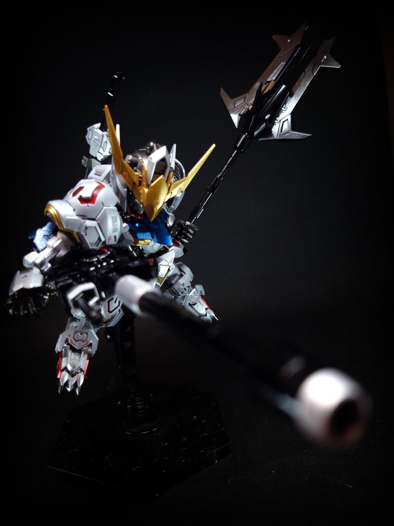 300mm滑腔砲バックパックにアームを介して装備される大型の滑腔砲。箱状の機関部と砲身からなり、機関部下に弾倉を装着する。至近距離であれば、ナノラミネートアーマーも破壊出来る威力を持つ。非使用時には銃身を折りたたんで携行する。装弾数は弾倉一つにつき12発。60mmマシンガン滑腔砲の下部ユニットに同軸搭載されている機銃。