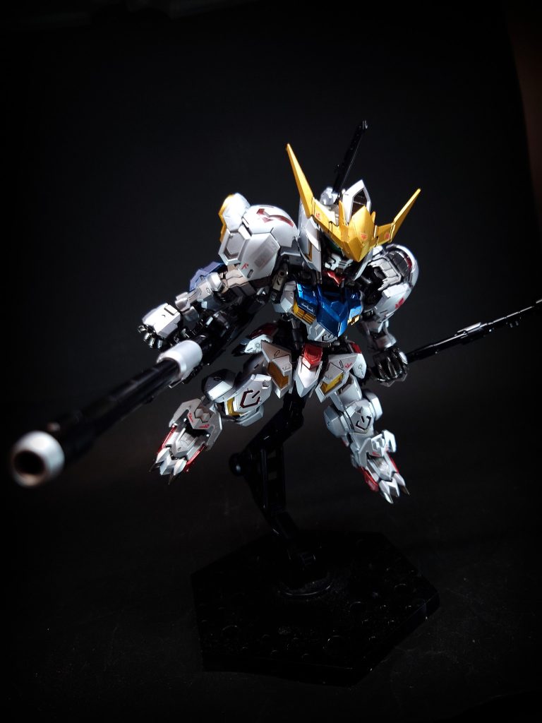 ガントレット火星で発見された際、既に装備されていた小型の盾。バルバトス本来の換装武装の一つと思われるが、定かではない。低軌道ステーションでの戦闘時にパージした際、喪失した。