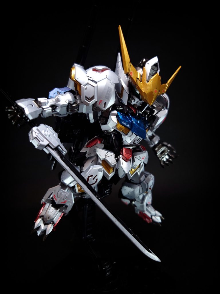 GR-Es02 ワイヤークロー有線式クローユニット。敵機の拘束や艦艇に取り付く時等に使用される。収納時はクロー部をシールドとしても利用できる。低軌道ステーションでの戦闘時にシュヴァルベ・グレイズから入手した物で、失ったガントレットの代わりに左腕部に装着された