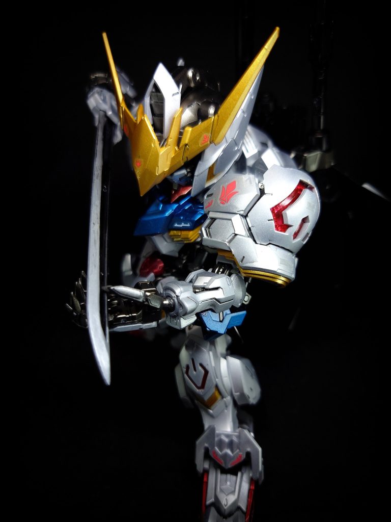 迫撃砲第5形態時に両腕部に装備された追加兵装。クタン参型に搭載する装備として開発されていた物だが、MSでの利用も可能。スピガット・モーター(差し込み)式を採用し、砲弾を装填した発射筒が回転して前方を向き、発射態勢を取る。装弾数は片側2発、左右合わせて4発。170mm機関砲第5形態時に両腕部に追加されたヘリカルマガジン式の火器。用途に合わせて迫撃砲と換装できる。遠距離での射撃戦には不向きだが、近接戦闘に織り交ぜた使用で効果を発揮する。特殊大型メイスモンターク商会から提供された、打撃武器として優秀なだけでなく、先端部に開閉機構を持ち、対象を強烈な力で挟み込む事が可能な大型メイス。更に開閉部の内側には特殊なチェーンソーが組み込まれ、挟んだ対象を切断する能力を有する。バルバトスがそれまで使用してきたメイスよりも大型の為、扱いは難しい