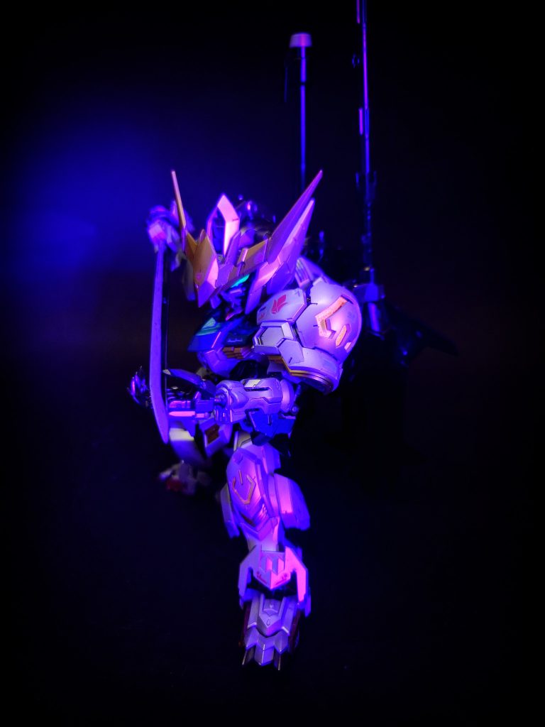 特殊機能ナノラミネートアーマーエイハブ・リアクターから発せられるエイハブ・ウェーブに反応して硬化する性質を持つ特殊な塗料を塗布した装甲。物理・光学兵器双方に高い防御力を誇る。